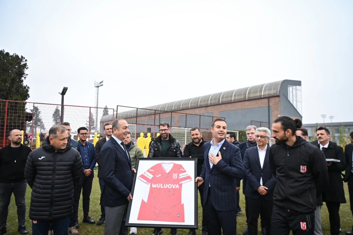 Balıkesir Büyükşehir Belediye Başkanı Ahmet Akın, Balıkesirspor tesislerini ziyaret ederek futbolculara moral verdi.