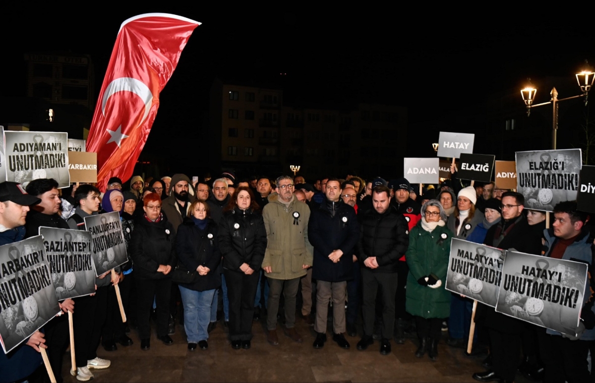 Balıkesir'de 6 Şubat Depremi'nde hayatını kaybedenler 04.17'de anıldı!