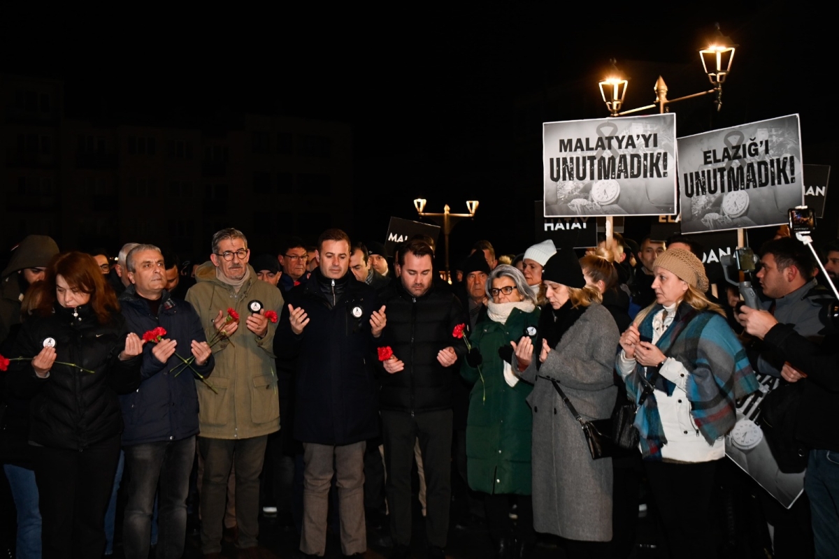 Balıkesir'de 6 Şubat Depremi'nde hayatını kaybedenler 04.17'de anıldı!