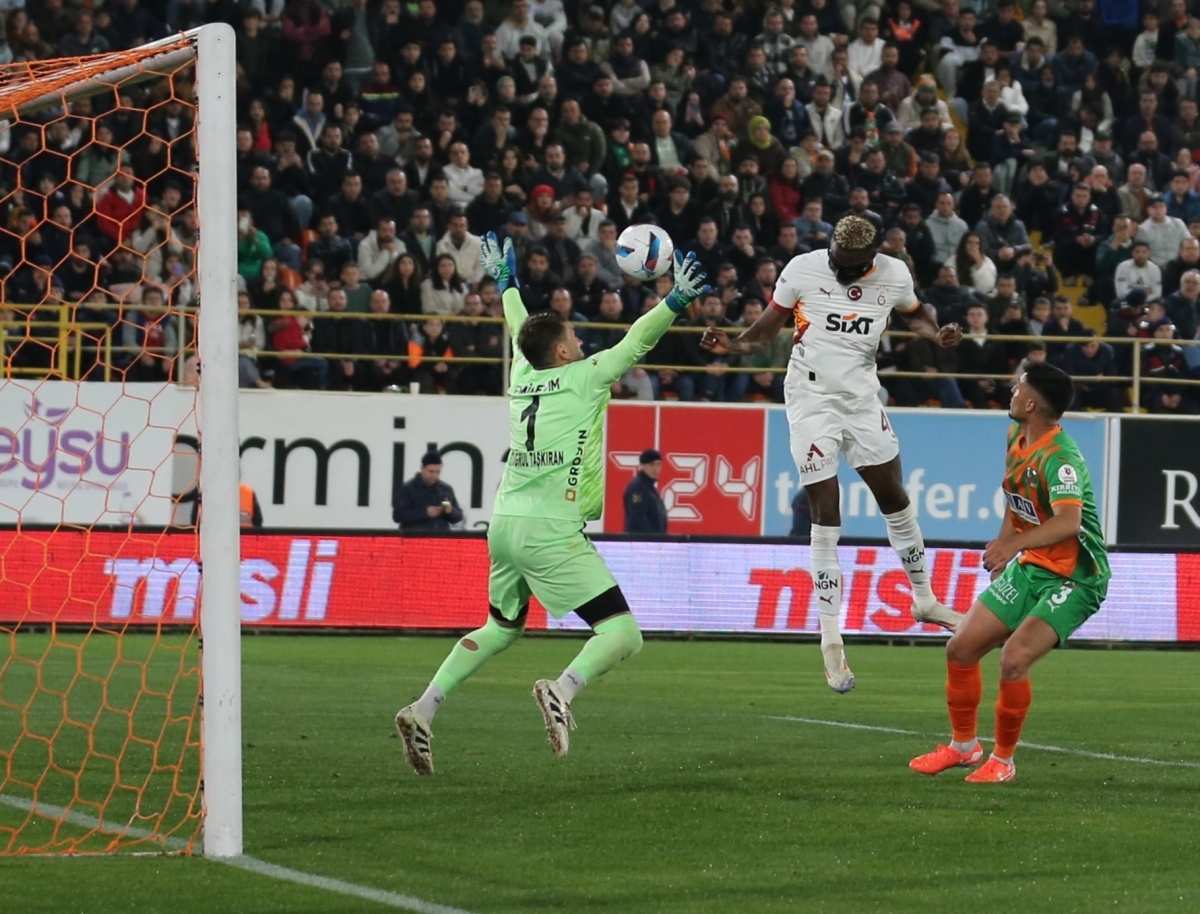 Galatasaray, Alanyaspor'u Geriden Gelerek Yendi! Kaleci Günay Güvenç, Kırmızı Kart Gördü!