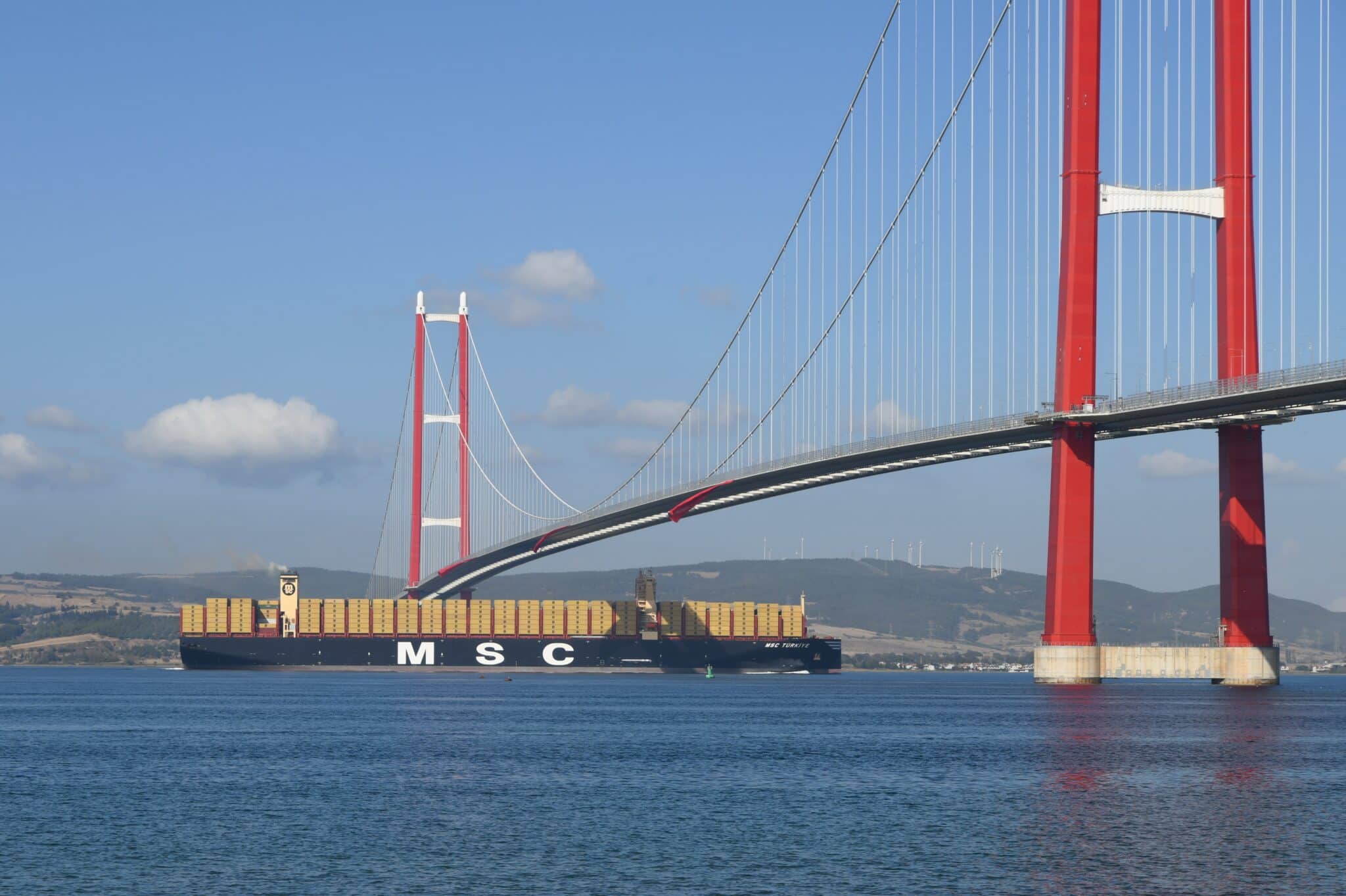 Dünyanın en büyük konteyner gemisi Çanakkale Boğazı’ndan geçti