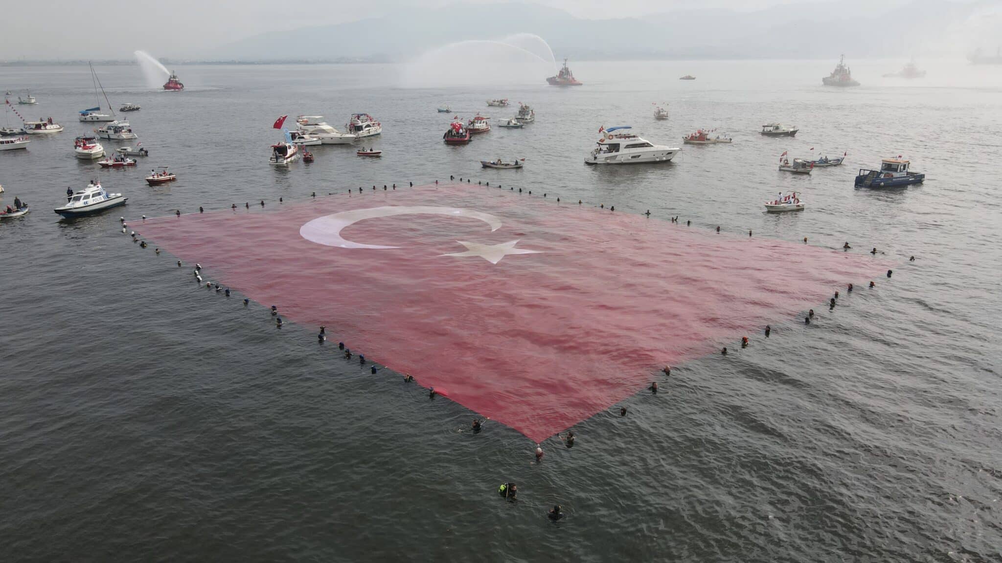 Körfez’de 1923 metrekarelik Türk bayrağı açıldı