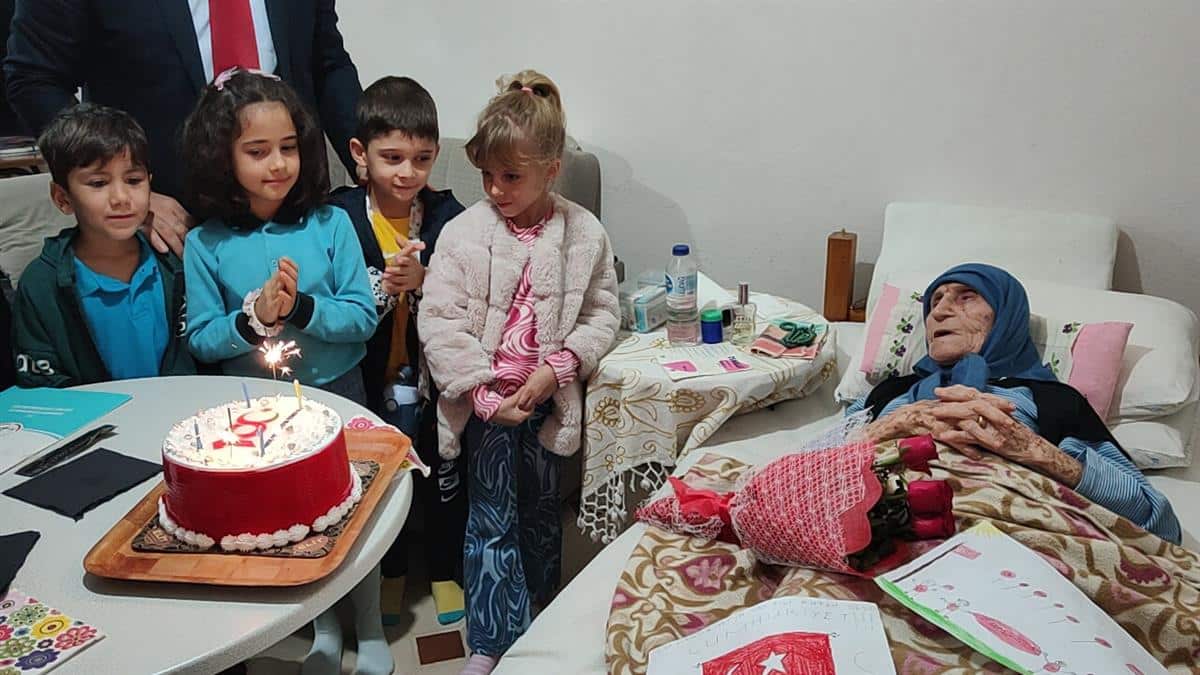 Cumhuriyetin kuruluş yılı çocuğu Hanife Nine ile 100’üncü yıl çocukları buluştu