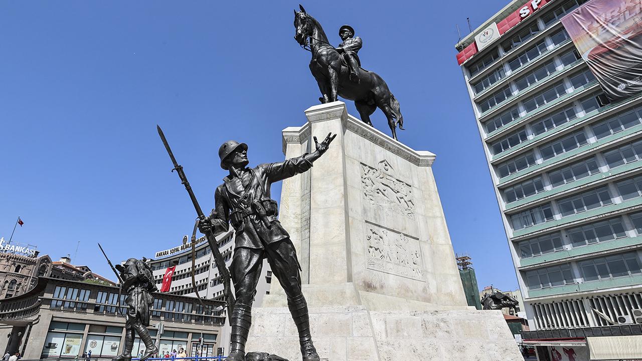 Ankara Büyükşehir Belediyesi, tarihi Ulus bölgesini Atatürk’ün sözleriyle donattı