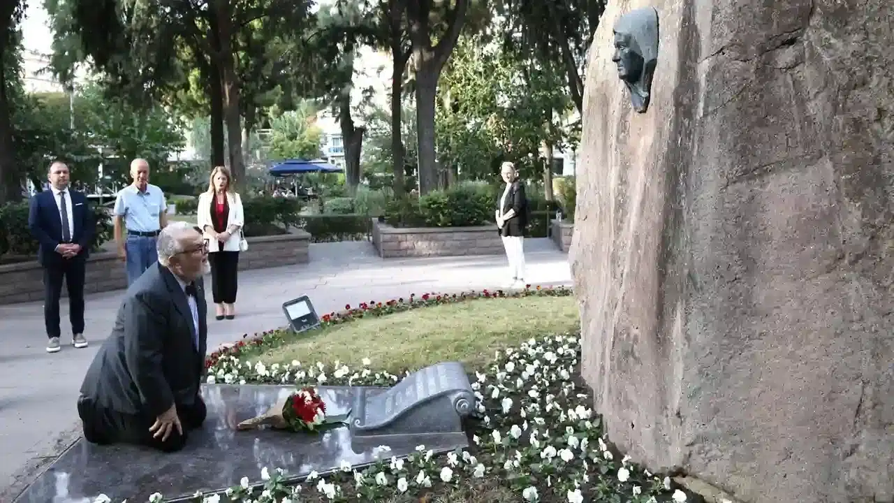 Celal Şengör Zübeyde Hanımın mezarını diz çöküp selamladı: Kıymetli oğlunun askeri olarak karşındayım
