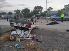 Refüje çarpan otomobilin sürücüsü olay yerinde yaşamını yitirdi