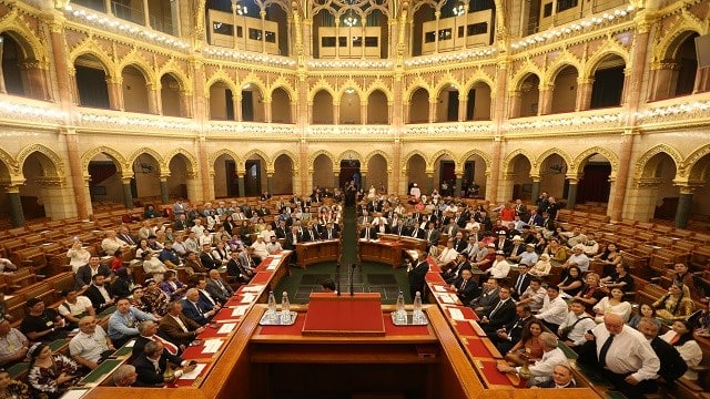 Macaristan, İsveç’in NATO üyeliği oylamasını erteledi
