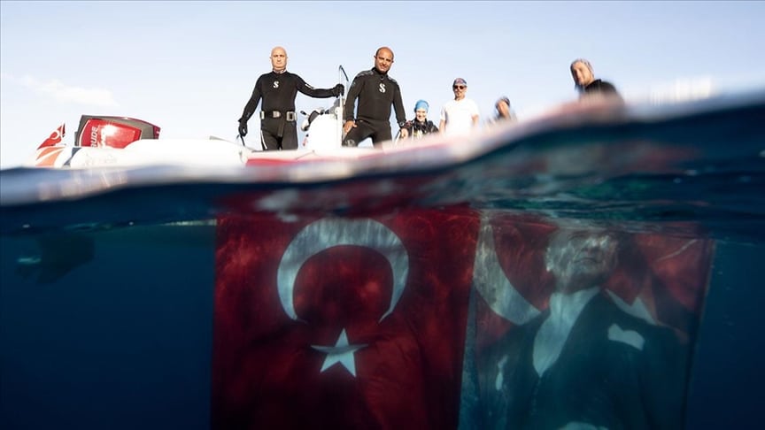 Cumhuriyet’in 100. yıl dönümü etkinliklerinde su altında Türk bayrağı ve Atatürk posteri açıldı