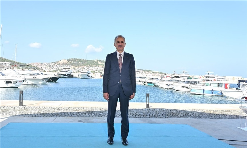 Ulaştırma ve Altyapı Bakanı Uraloğlu, Yeni Foça Yat Limanı’nı hizmete açtı