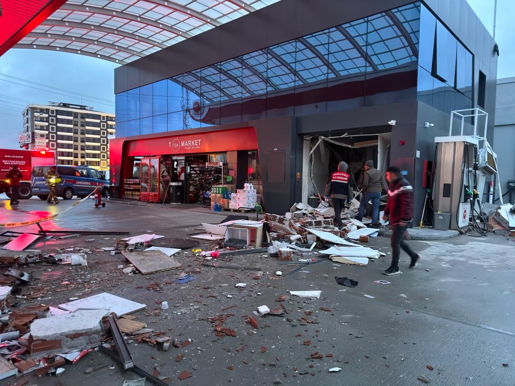 10Burda AVM yakınındaki akaryakıt istasyonunda patlama!