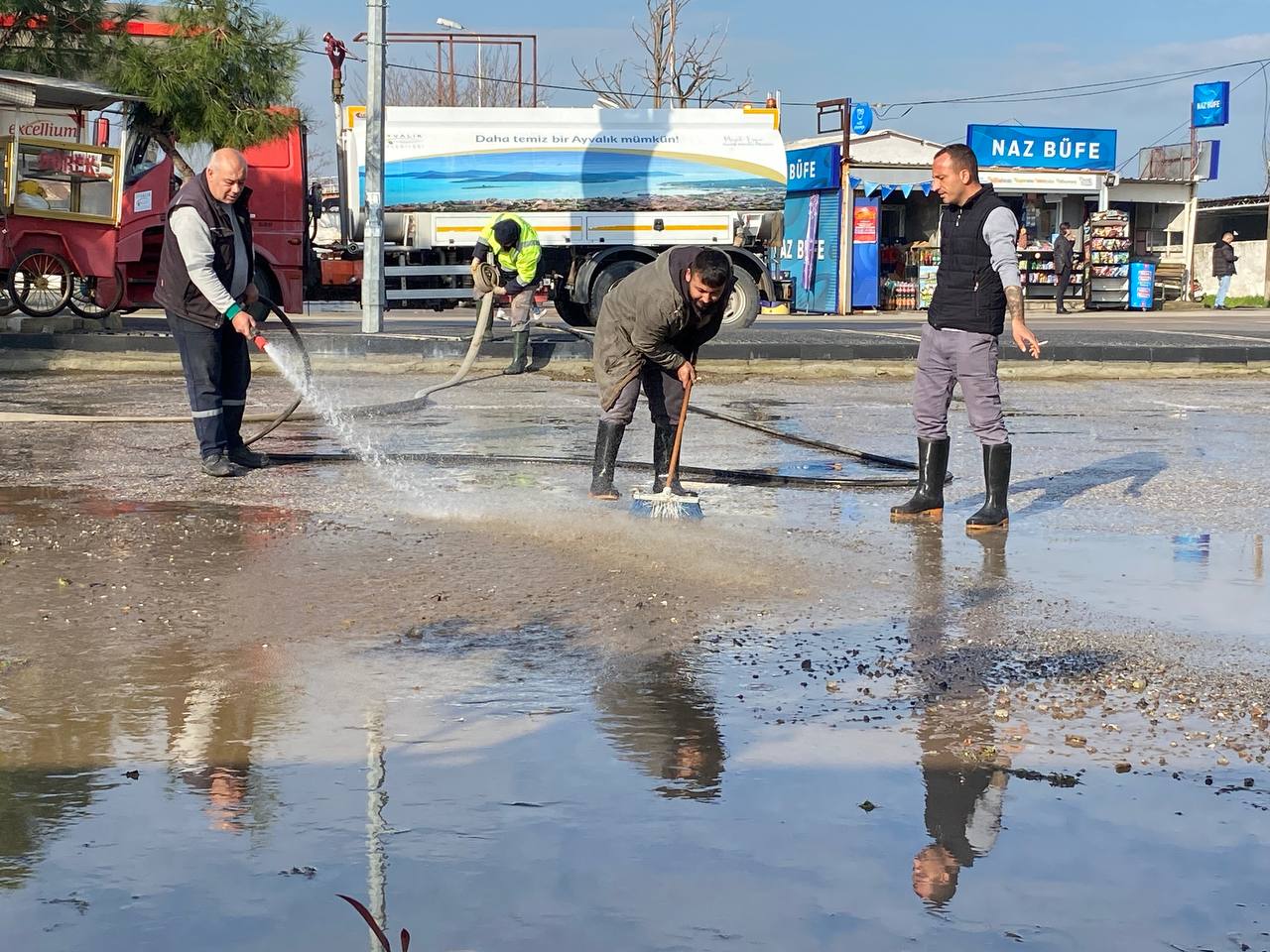 Ayvalık'ta su baskınından etkilenen bölgede temizlik çalışması sürüyor