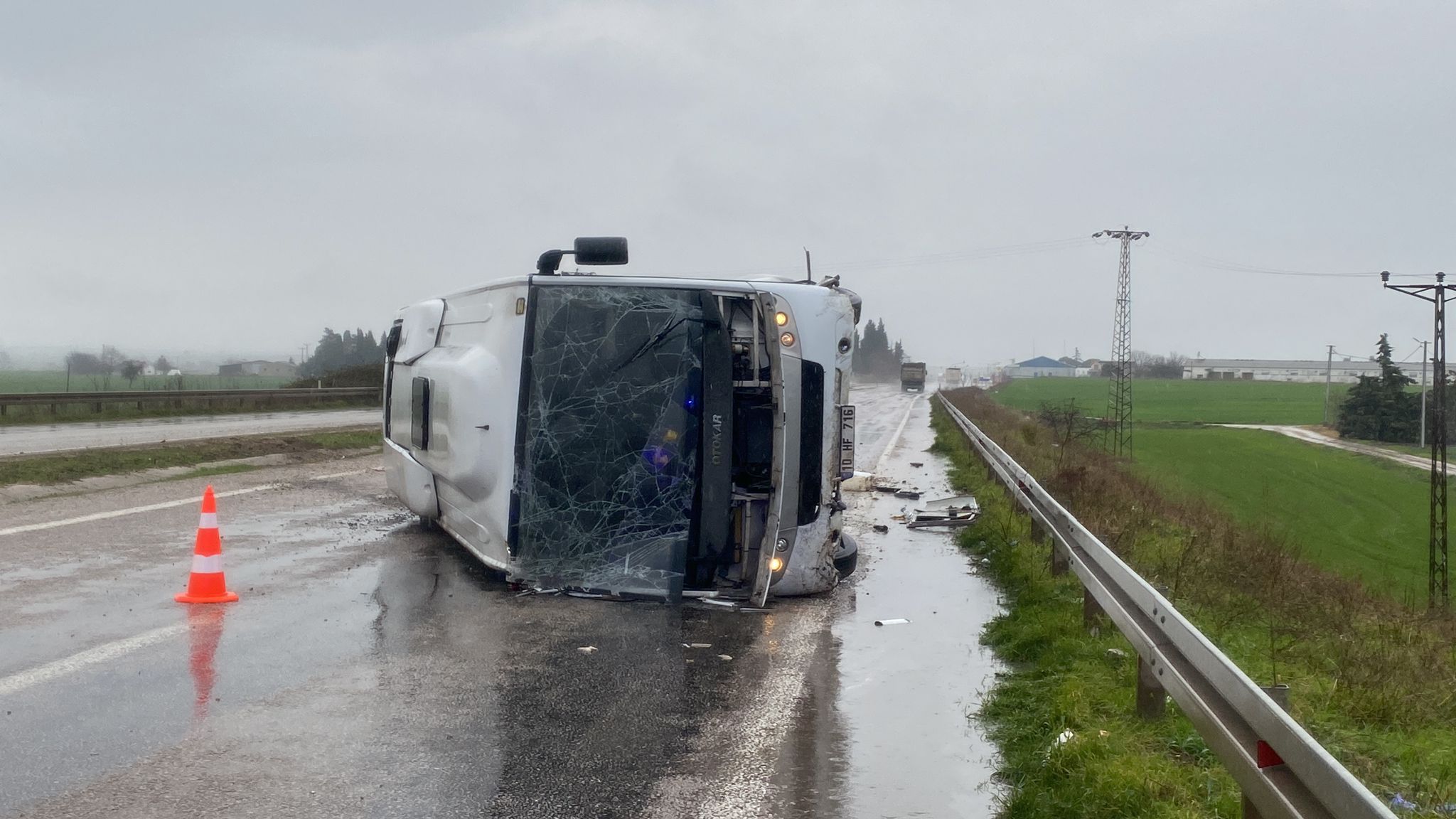 Gönen'de yağışlı havada minibüsün devrildiği kazada 2 kişi yaralandı