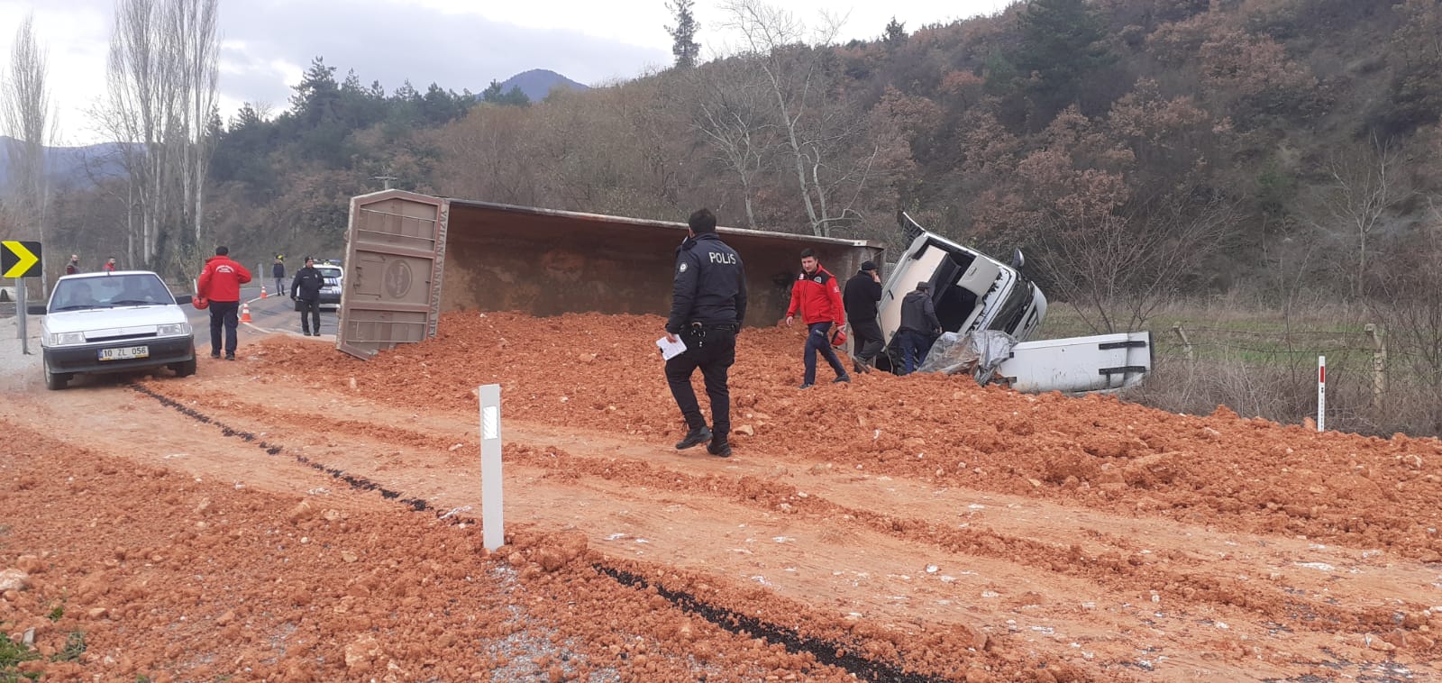 Sındırgı'da devrilen hafriyat kamyonunun sürücüsü yaralandı