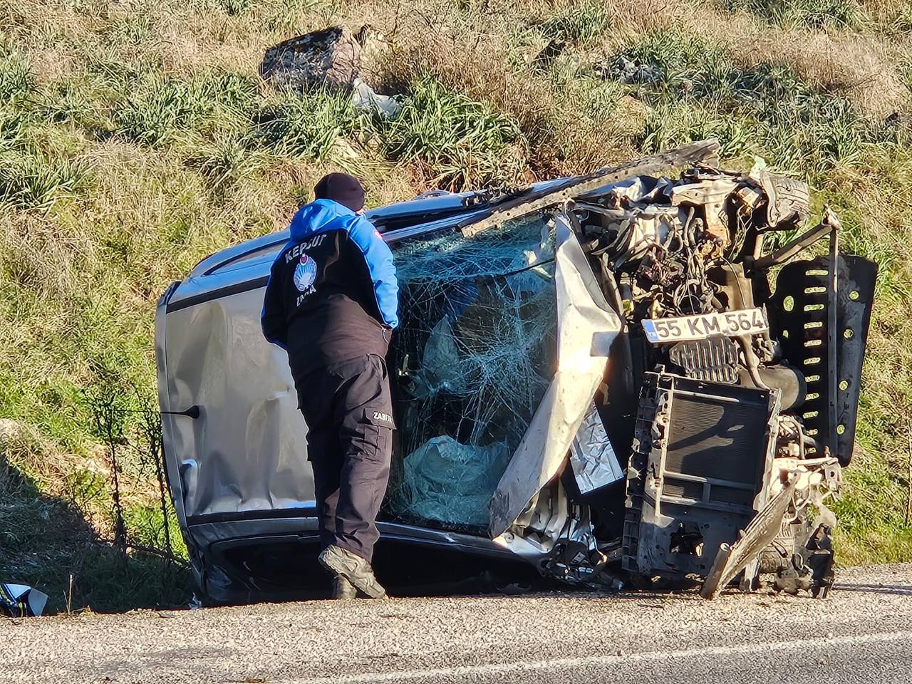 Balıkesir'de minibüsle çarpışan otomobilin sürücüsü hayatını kaybetti