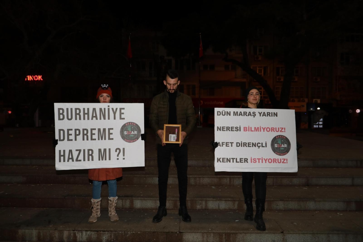 Burhaniye'de 6 Şubat depremlerinde hayatını kaybedenler anıldı