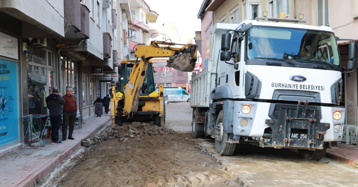 Burhaniye Belediyesi, şehir merkezinde yol iyileştirme çalışmalarını sürdürüyor.