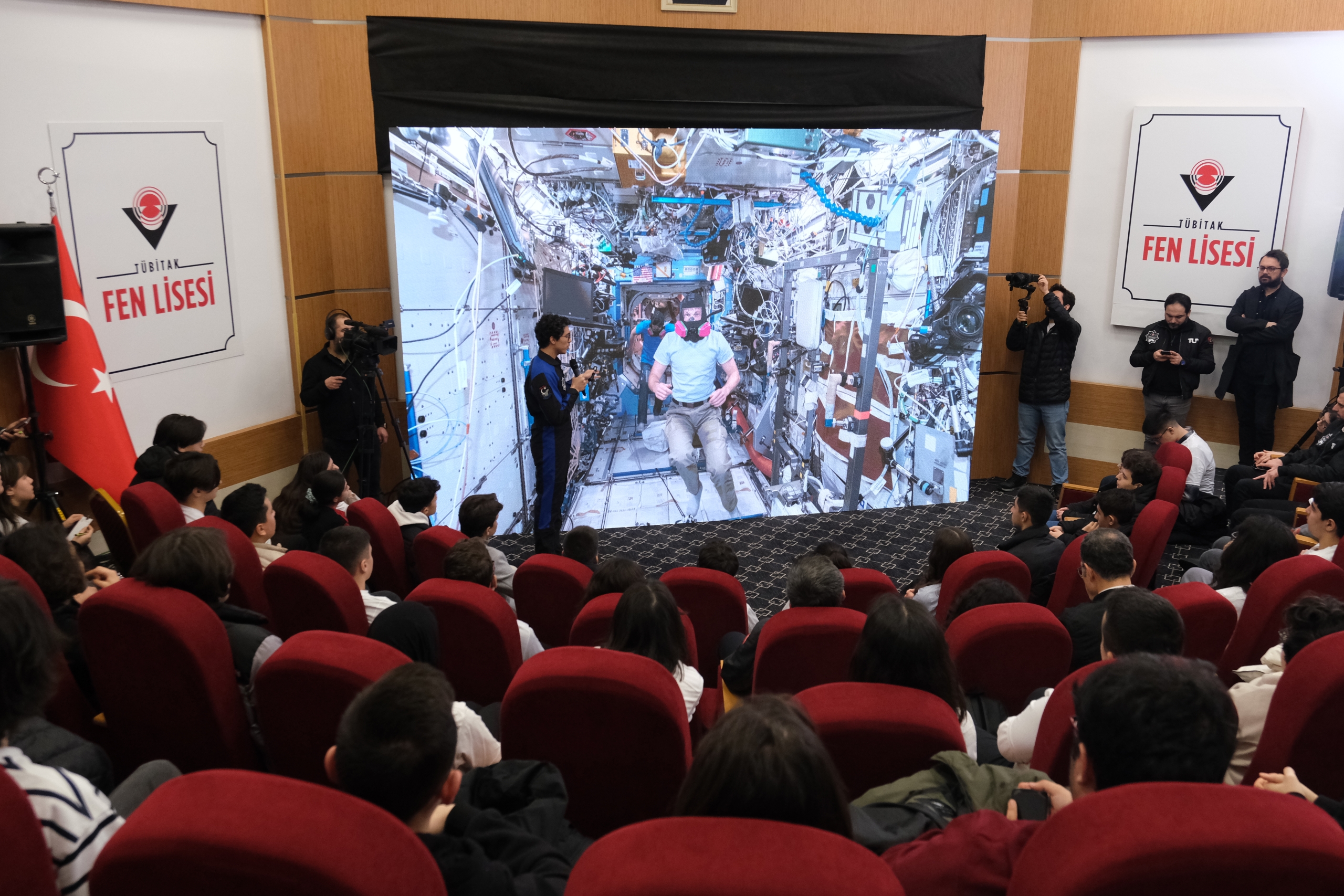 Alper Gezeravcı, astronot olmanın şifrelerini Gebzeli öğrencilerle paylaştı