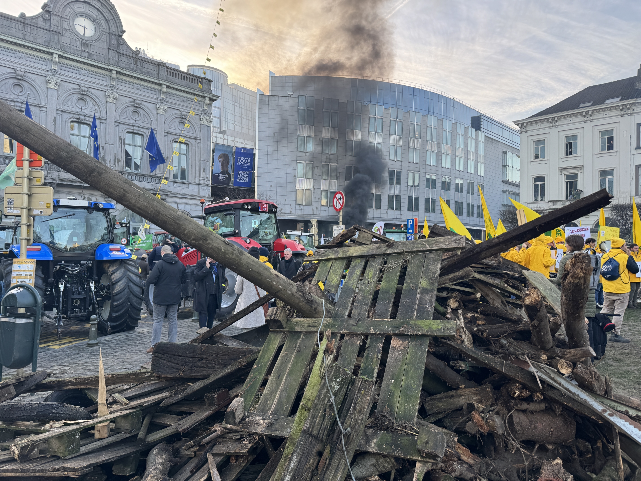 Avrupa Parlamentosu önünde çiftçiler protesto düzenledi