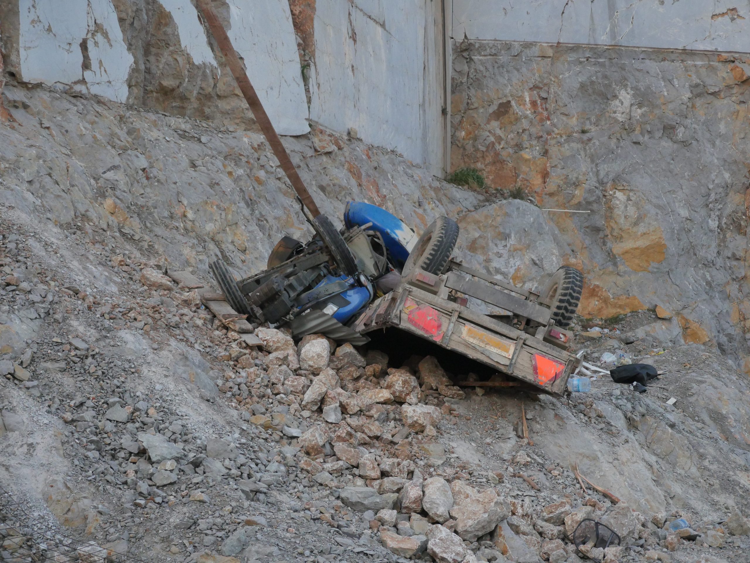 Edremit'te kaya yüklü traktör devrildi! Traktör sürücüsü yaşamını yitirdi!