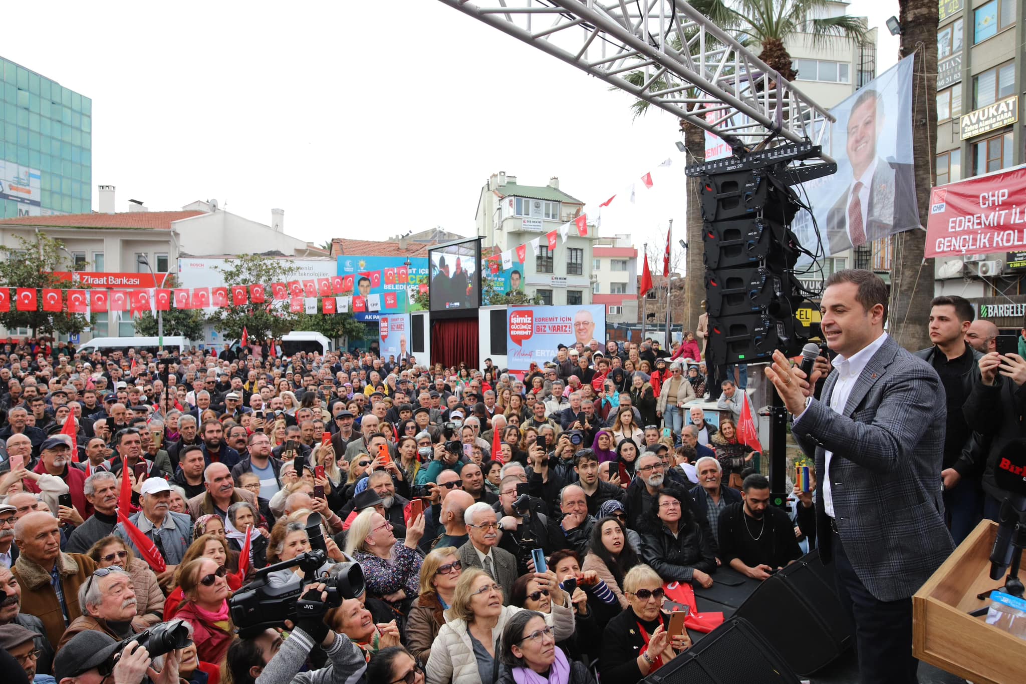 Ahmet Akın Edremit'ten seslendi: ''Edremit'i hak ettiği altyapı yatırımları ile buluşturmak boynumun borcudur!''