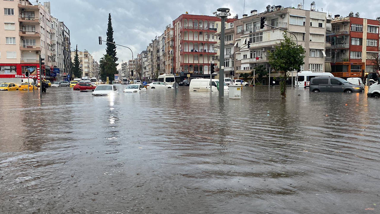 Şiddetli sağanak yağış can aldı! Eğitime 1 gün daha ara verildi!