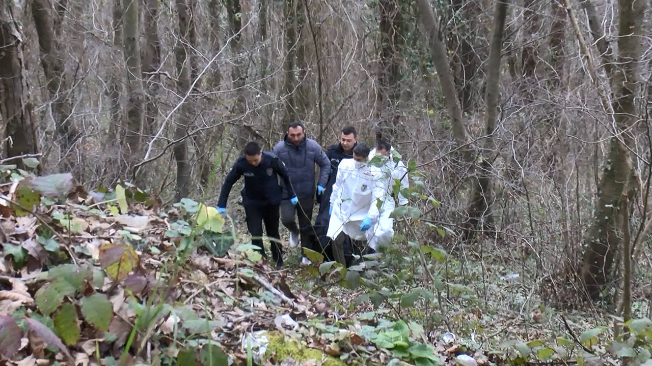 Sarıyer’de çıplak halde ağaca kravatlarla bağlanmış bir erkek cesedi bulundu. Üzerinden kimlik çıkmayan ceset Adli Tıp Kurumu morguna kaldırıldı.