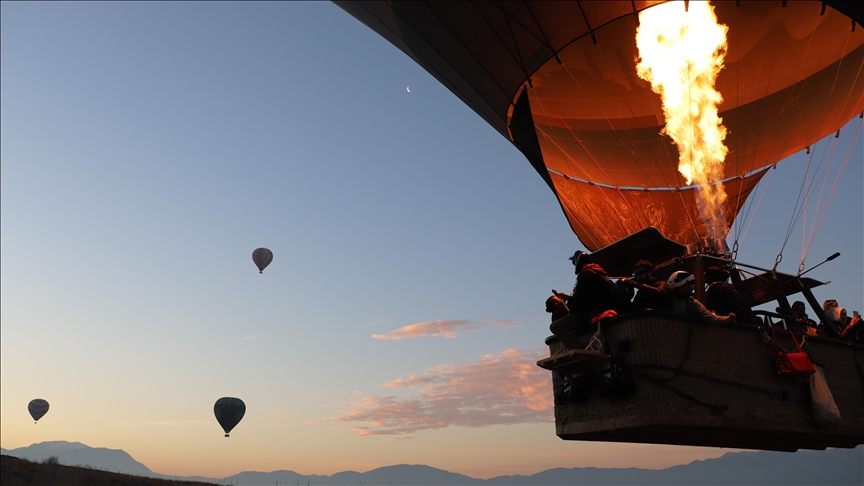 Pamukkale, sıcak hava balon turlarıyla da turist çekiyor