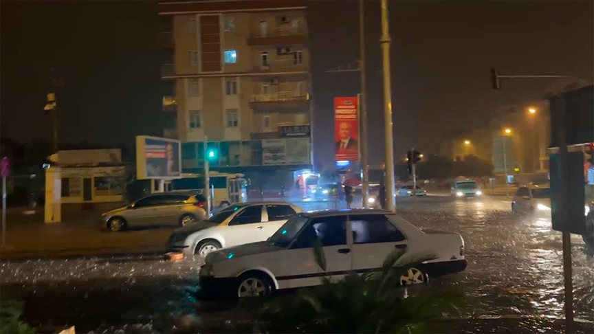 Okullar tatil oldu! Şiddetli yağış yaşamı olumsuz etkiledi: 5 ilçede eğitime 1 gün ara verildi!