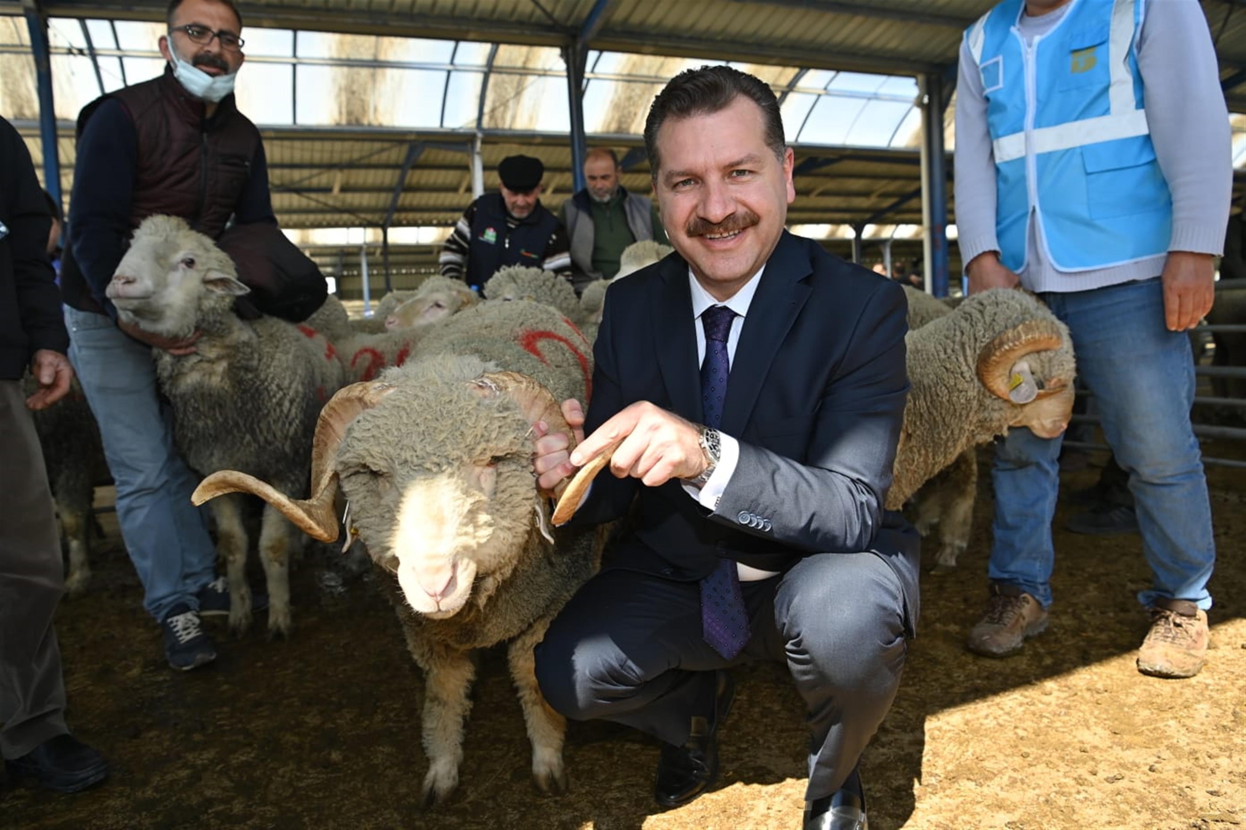 Balıkesir Büyükşehir Belediyesi çiftçinin yanında!