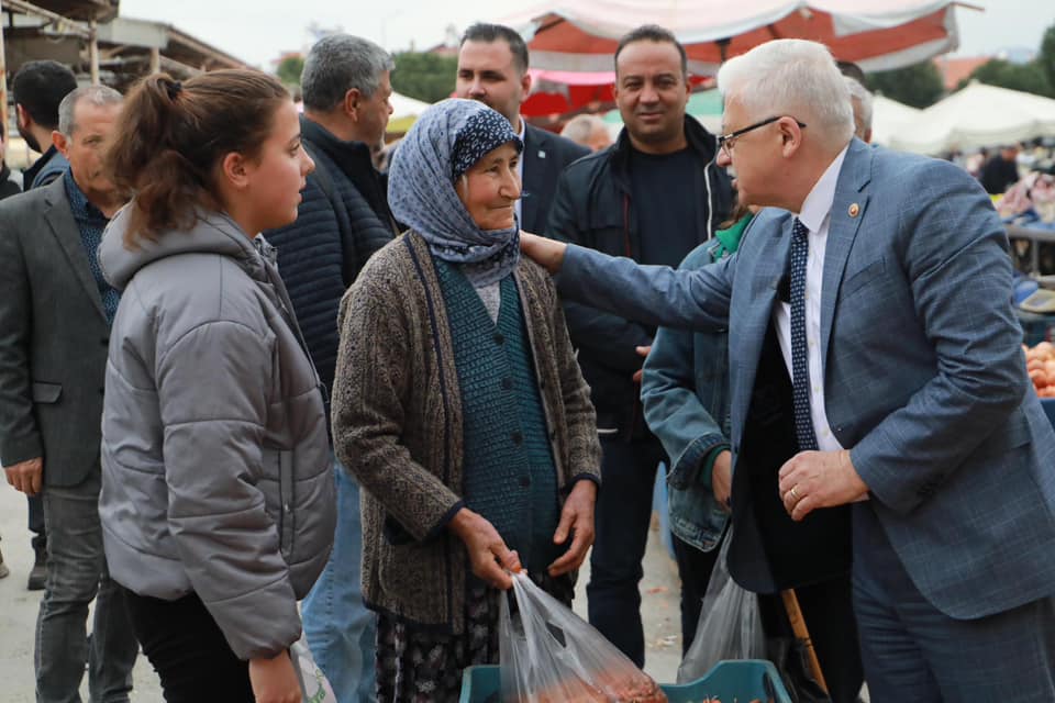 Ali Kemal Deveciler pazar esnafını ziyaret etti