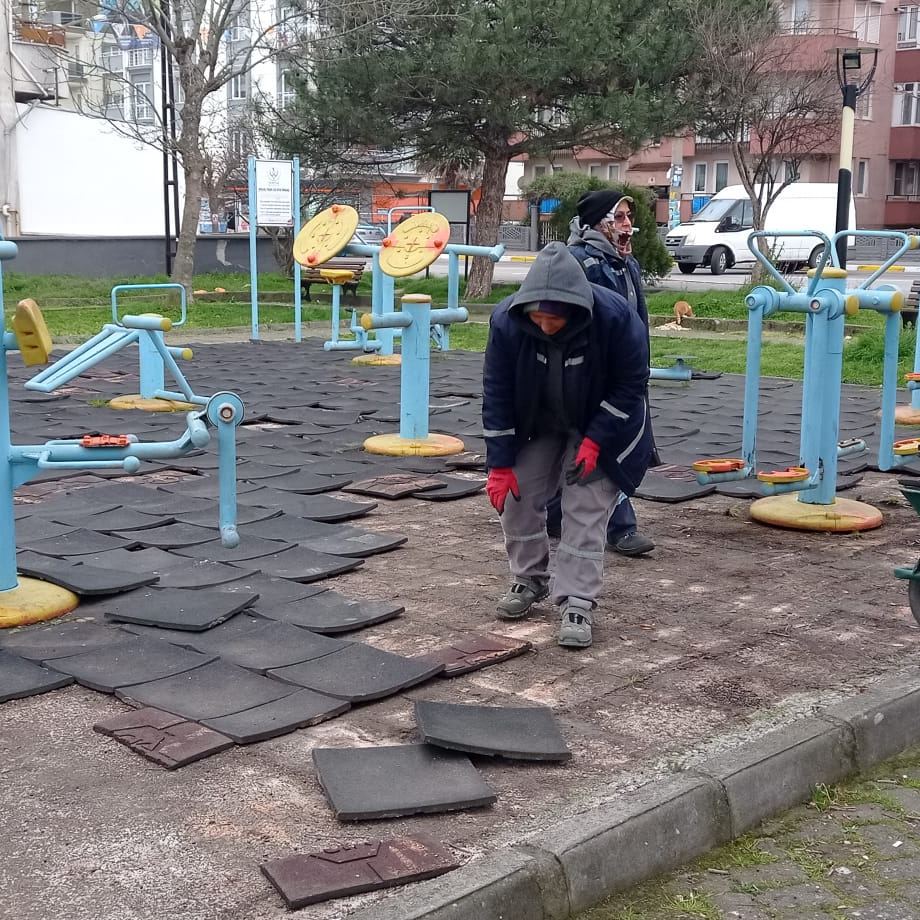 Altıeylül'de park ve bahçeler yenileniyor