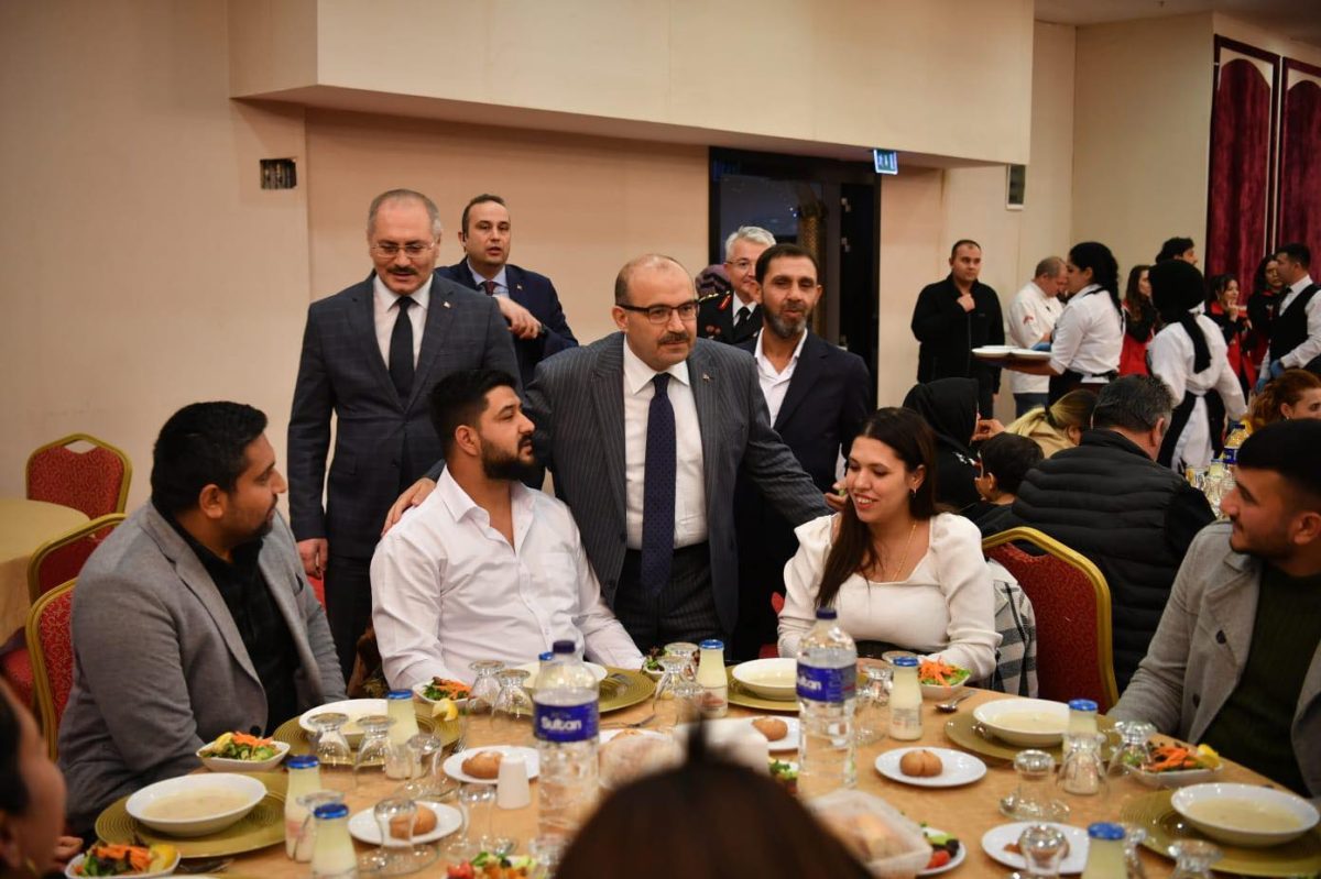 Vali Ustaoğlu Roman vatandaşlarla iftarda bir araya geldi