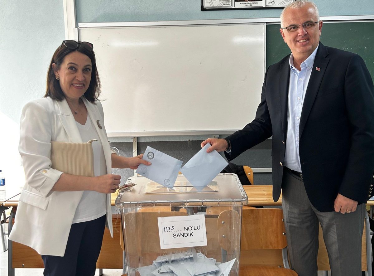 Ak Parti Ayvalık Belediye Başkan Adayı Ali Gür, yerel seçimlerde oyunu kullandı