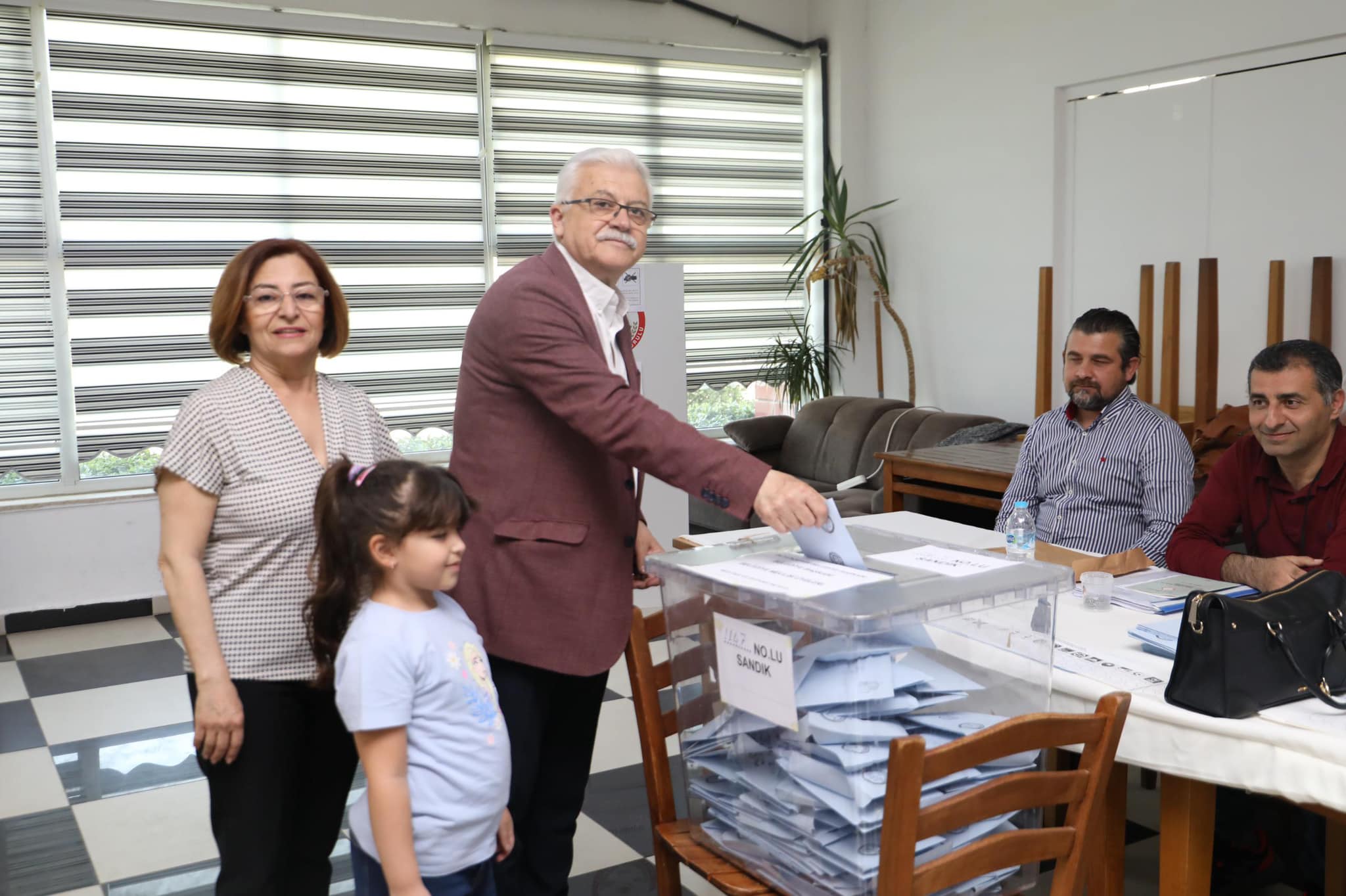 Burhaniye Belediye Başkanı Ali Kemal Deveciler yerel seçimler için oyunu kullandı