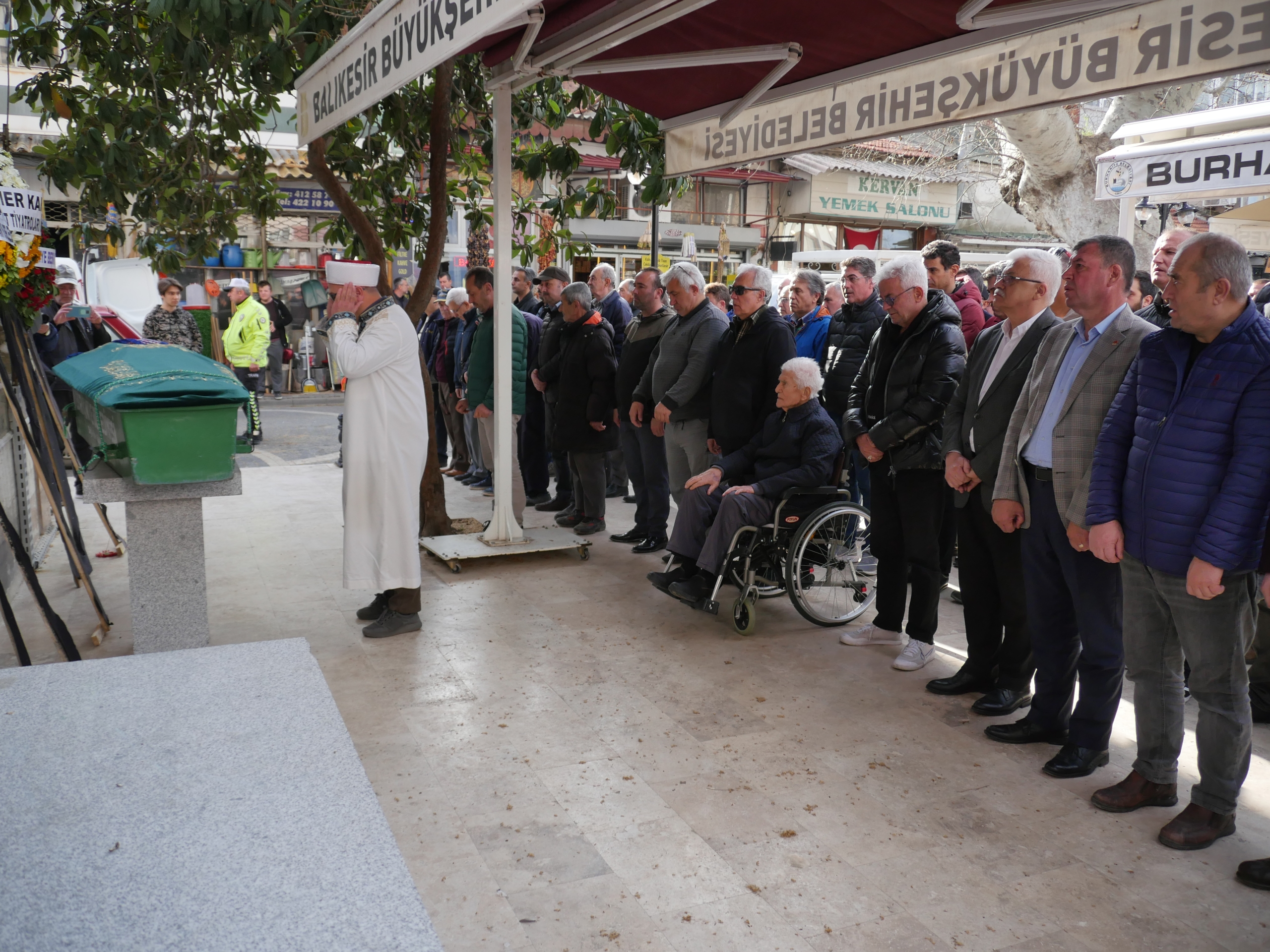 Oyuncu Zafer Algöz'ün annesi Burhaniye'de toprağa verildi