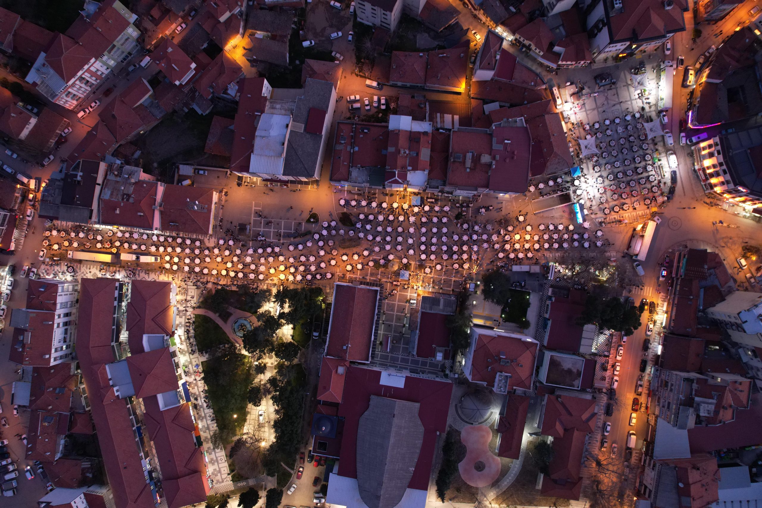 Balıkesir’in Sındırgı ilçesinde yaklaşık 10 bin kişinin katılımıyla iftar düzenlendi.