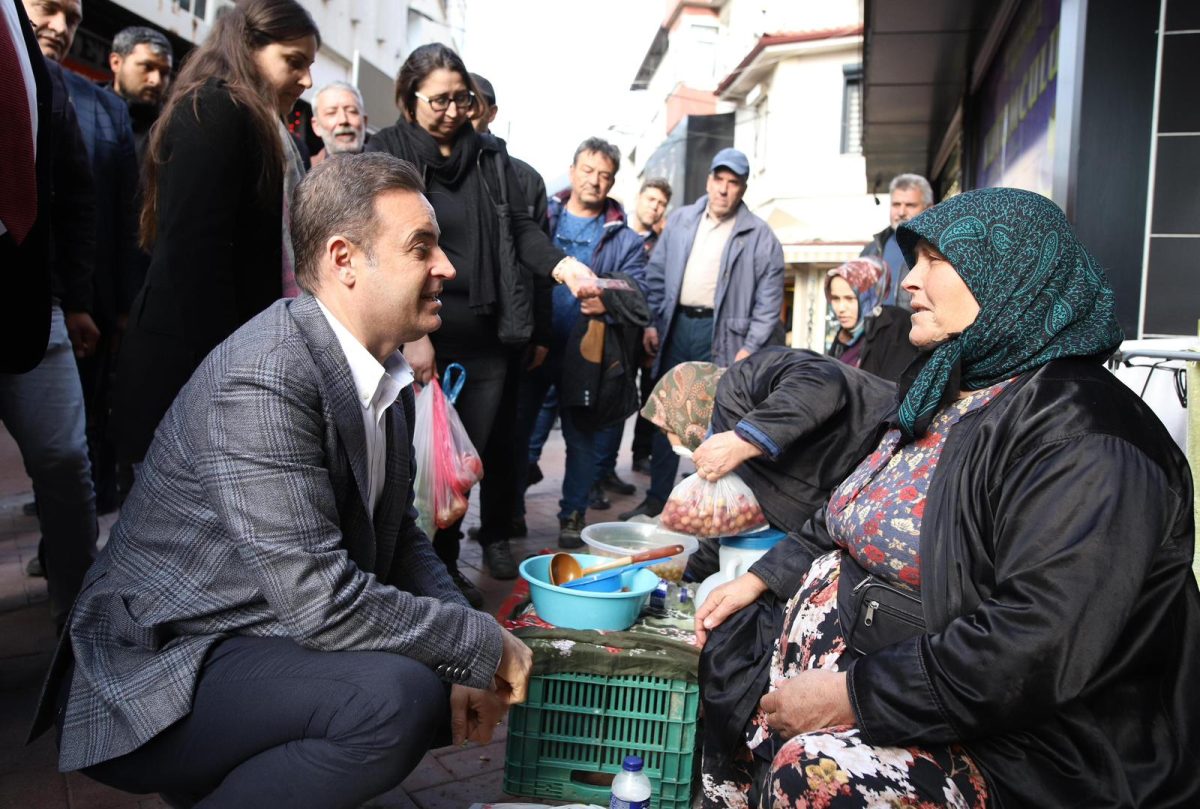 Ahmet Akın, kadınlarla bir araya geliyor