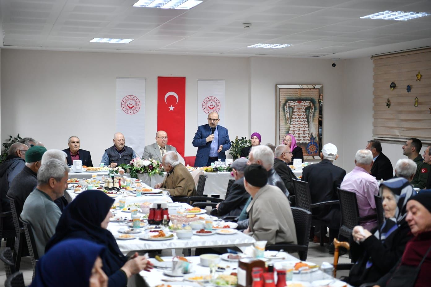 Vali Ustaoğlu huzurevindeki vatandaşlarla iftarda bir araya geldi