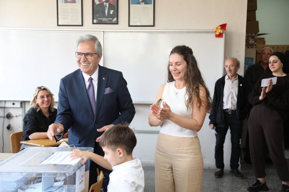 CHP Bandırma Belediye Başkan Adayı Dursun Mirza yerel seçimler için oyunu kullandı