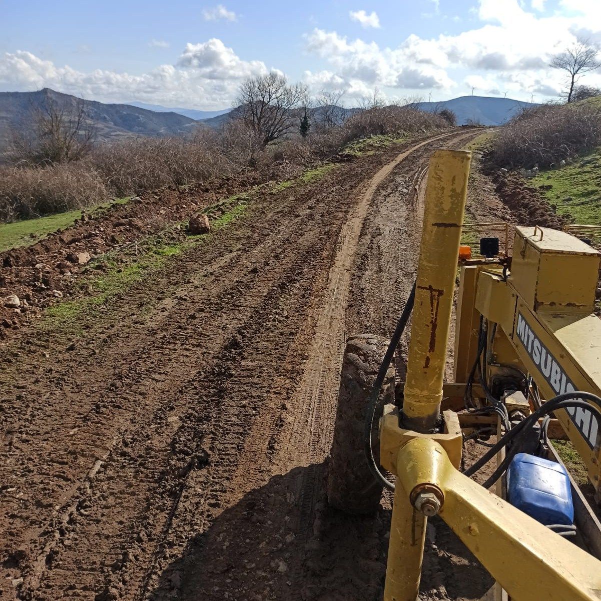 Altıeylül'ün kırsal mahallelerine tarla yolu açılıyor