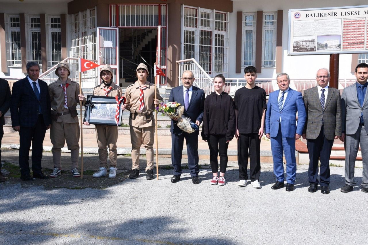 Vali İsmail Ustaoğlu'ndan Balıkesir Lisesi'ne ziyaret