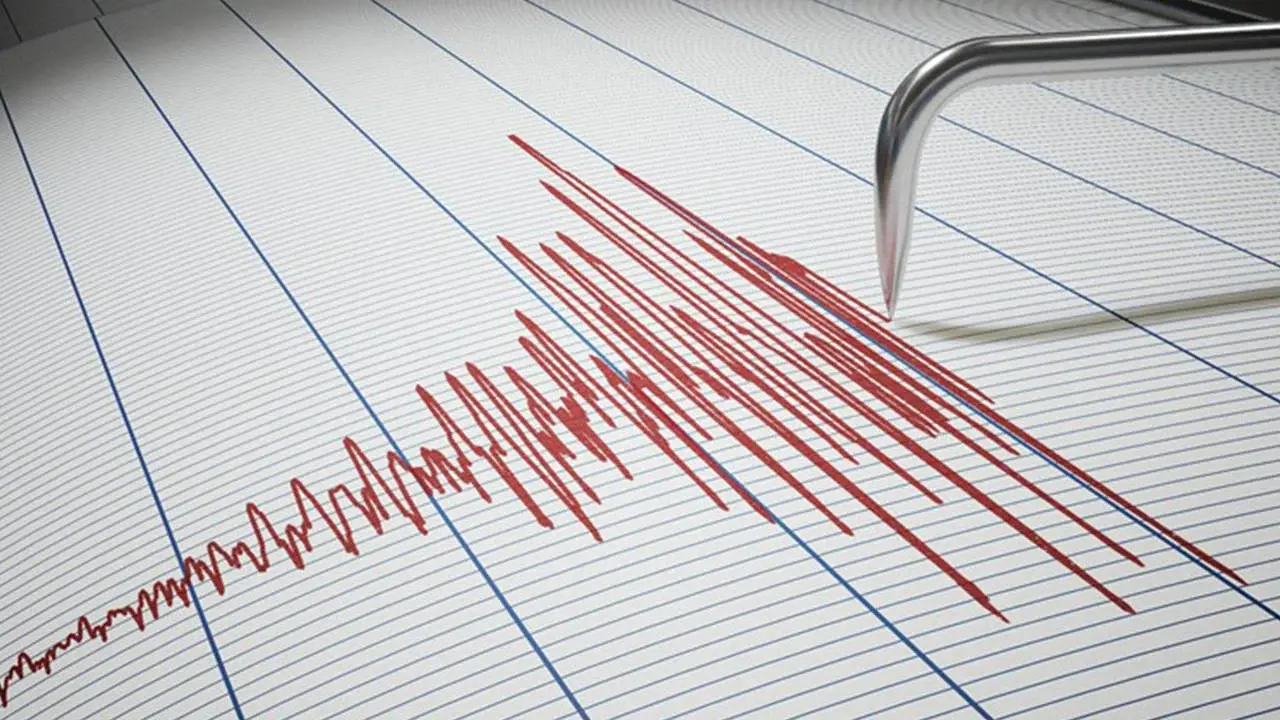 Afet ve Acil Durum Yönetimi Başkanlığı Deprem Dairesi Başkanlığı'ndan alınan bilgiye göre, saat 03.25’te merkez üssü Elazığ'ın olan 4,7 büyüklüğünde deprem meydana geldi. Yerin yaklaşık 14 kilometre derinliğinde meydana gelen depremle ilgili olumsuz bir durum yaşanmadığı öğrenildi. AFAD Başkanlığı'nın sosyal medya hesabından yapılan paylaşımda, şunlar kaydedildi: "Elazığ ilimizde saat 03.25'te meydana gelen 4,7 büyüklüğündeki deprem sonrası an itibarıyla olumsuz bir durum bulunmamaktadır. Saha tarama çalışmaları devam etmektedir. Etkilenen vatandaşlarımıza geçmiş olsun dileklerimizi sunarız." Elazığ Valiliği'nden yapılan açıklamada da "Deprem sonrası saat 3.45 itibarıyla ilimizdeki AFAD, 112 ihbar hatlarına herhangi bir hasar ihbarı yapılmamıştır. Bütün birimlerimiz depremin ilimizdeki etkilerini yakından takip etmektedir" bilgisi paylaşıldı. Bu arada, deprem sonrası bazı vatandaşların evlerinden dışarı çıktığı görüldü.