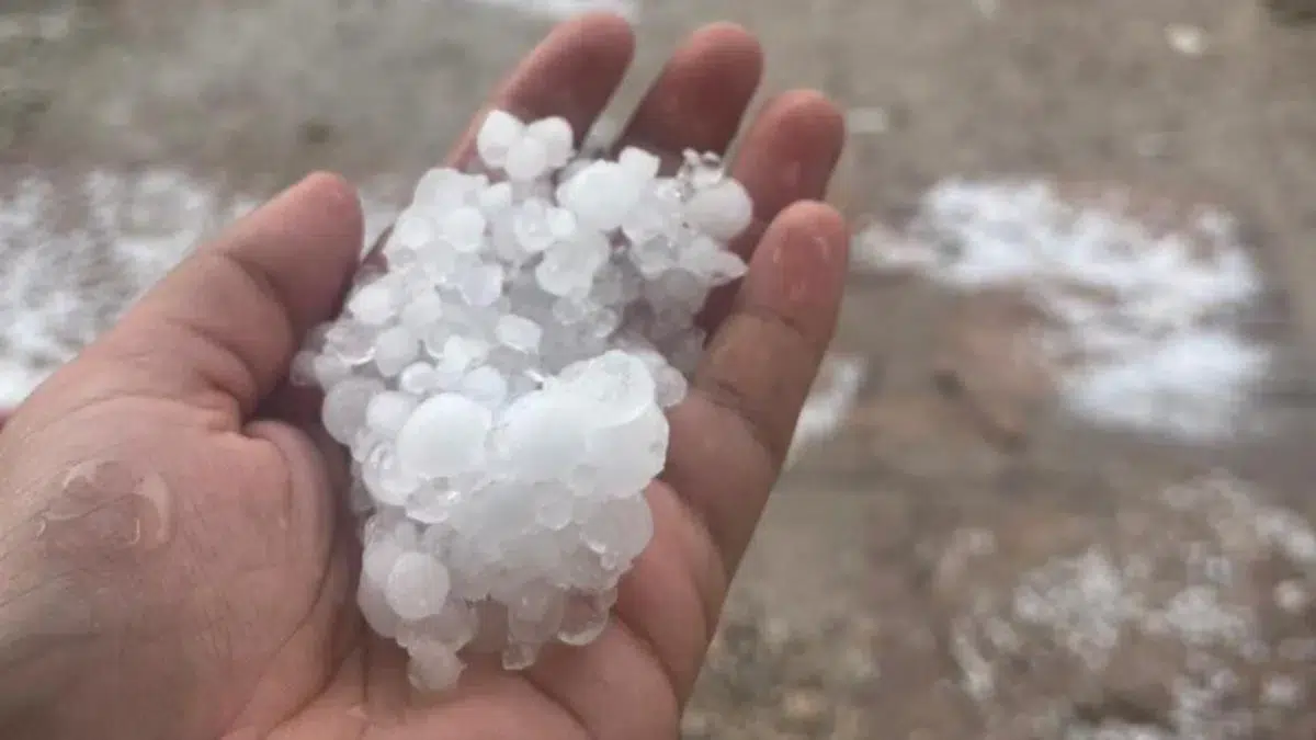 Erdek, dolu ve sağanak yağışa teslim oldu