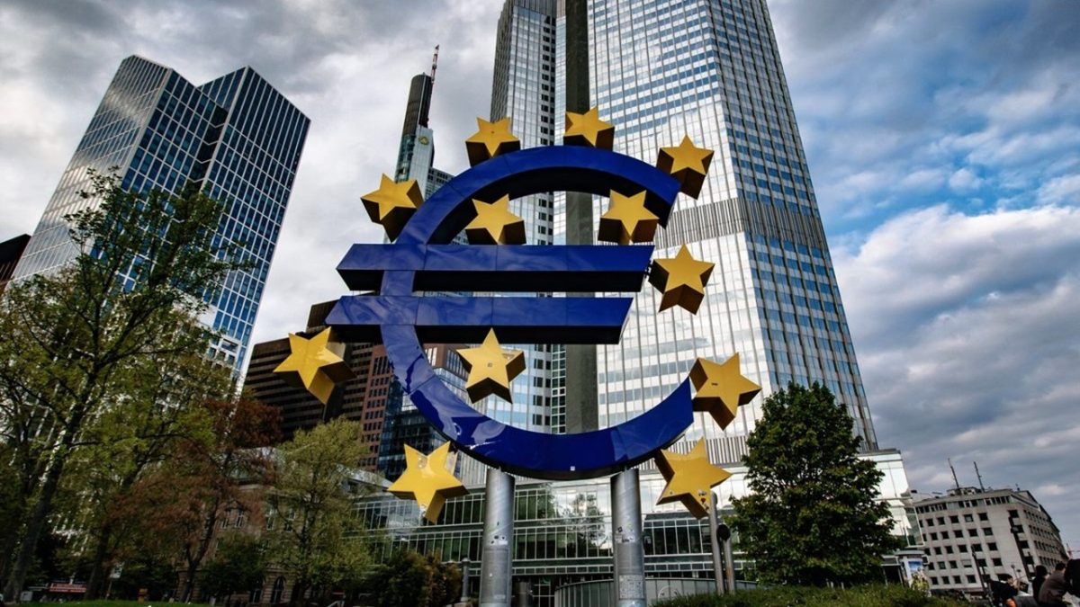 Avrupa İstatistik Ofisi (Eurostat), Euro Bölgesi'nin şubat ayına ilişkin enflasyon öncü verilerini yayımladı. Verilere göre, Euro Bölgesi'nde ocakta yüzde 2,8 olan yıllık enflasyon şubatta yüzde 2,6 olarak belirlendi. TÜFE, şubatta bir önceki aya göre yüzde 0,6 oldu. Piyasa beklentileri, şubatta Euro Bölgesi'nde yıllık enflasyonun yüzde 2,5 olması yönündeydi, açıklanan verinin piyasa beklentilerinden yüksek gelmesi dikkati çekti. Enflasyonun ana bileşenlerine bakıldığında, en yüksek yıllık enflasyon yüzde 4 ile gıda, alkol ve tütün ürünlerinde gerçekleşti. Gıdayı, yüzde 3,9 ile hizmetler, yüzde 1,6 ile enerji dışı sanayi ürünleri izlerken, enerji ürünleri yüzde 3,7 geriledi. Euro Bölgesi’nde çekirdek enflasyon ise şubatta yıllık yüzde 3,1, aylık yüzde 0,7 seviyesinde ölçüldü. AB uyumlu verilere göre enflasyon şubatta Almanya'da yüzde 2,7, Fransa'da yüzde 3,1, İtalya'da yüzde 0,9 ve İspanya'da yüzde 2,9 olarak belirlendi.