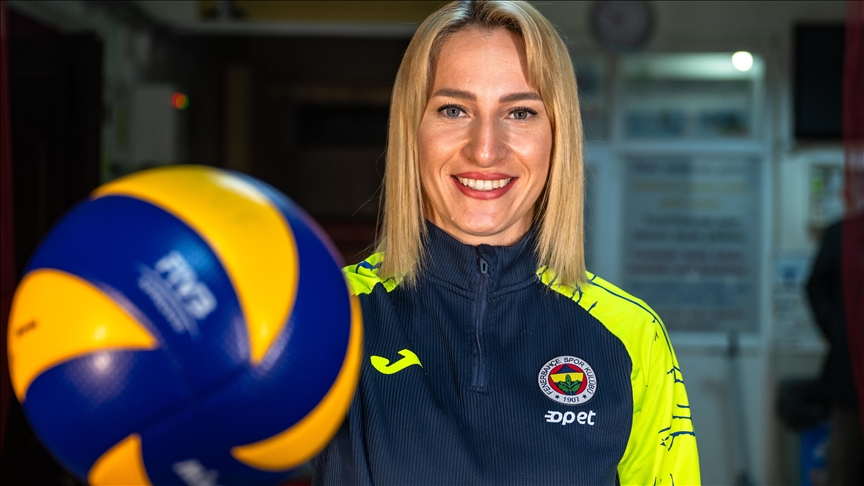 Gizem Örge voleybolla tanıştığı ilkokuluna 