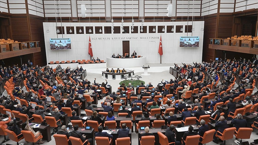 İlk olarak siyasi partilerden yeni anayasada hangi başlıkların yer alması gerektiğine dair görüş alınması, ardından bu başlıklar altındaki madde tekliflerinin istenmesi planlanıyor.