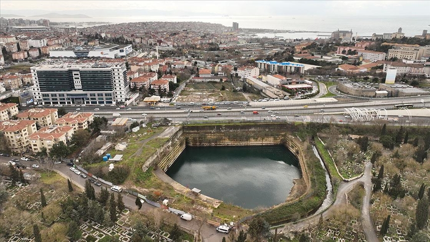 İstanbul'da su dolan inşaat temeli Google, Apple ve Yandex haritalarında göl olarak tanımlandı