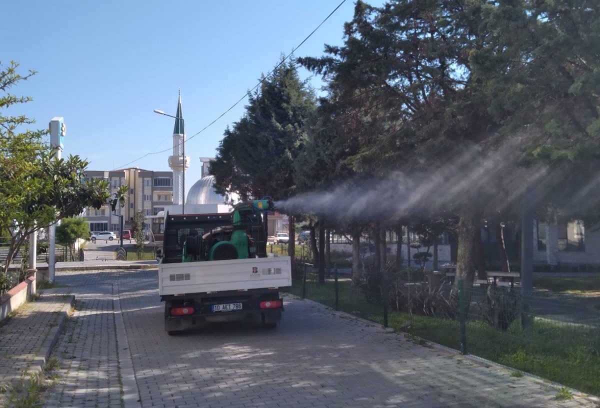 Karesi Belediyesi haşere ile mücadele kapsamında ilaçlama çalışmalarına devam ediyor