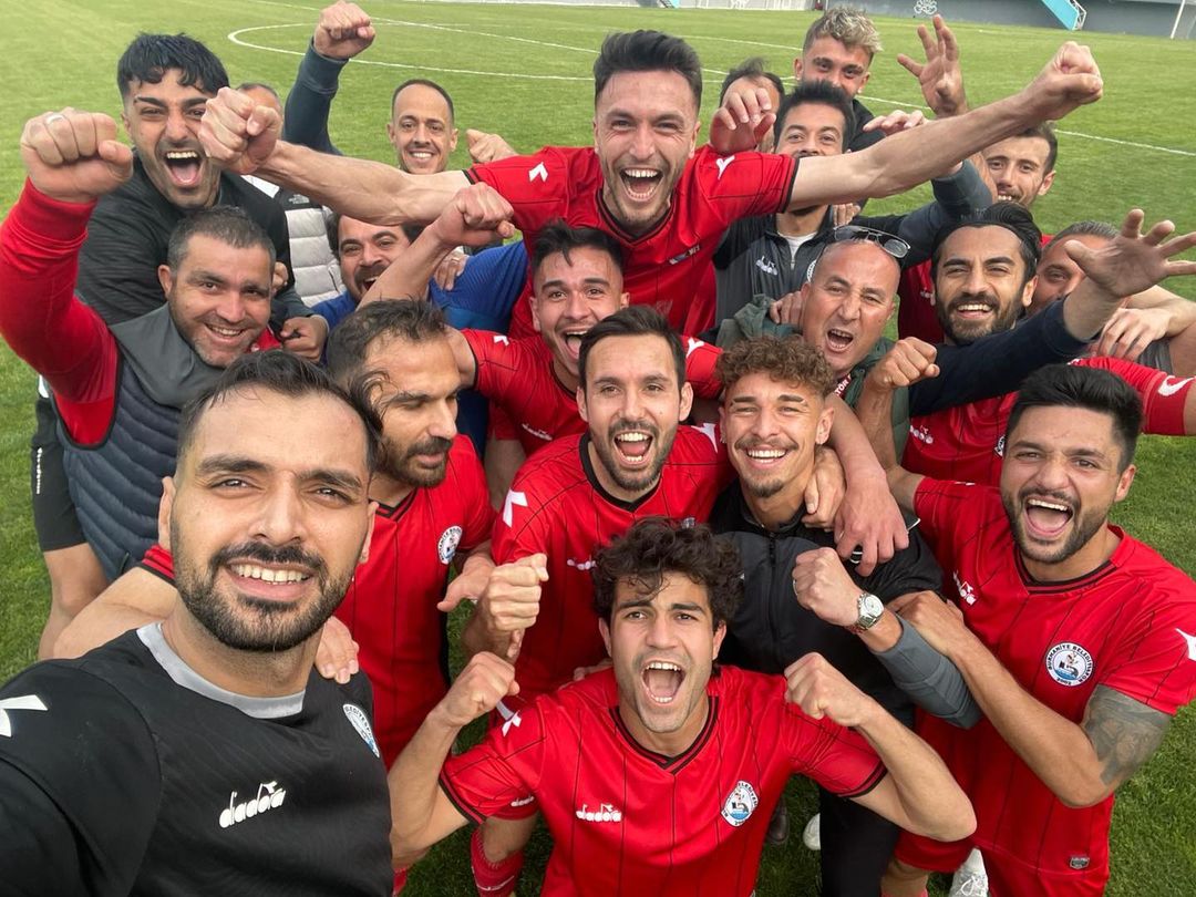 Burhaniye Belediyespor, Nilüfer Belediye FK'yı 3-2 mağlup etti.