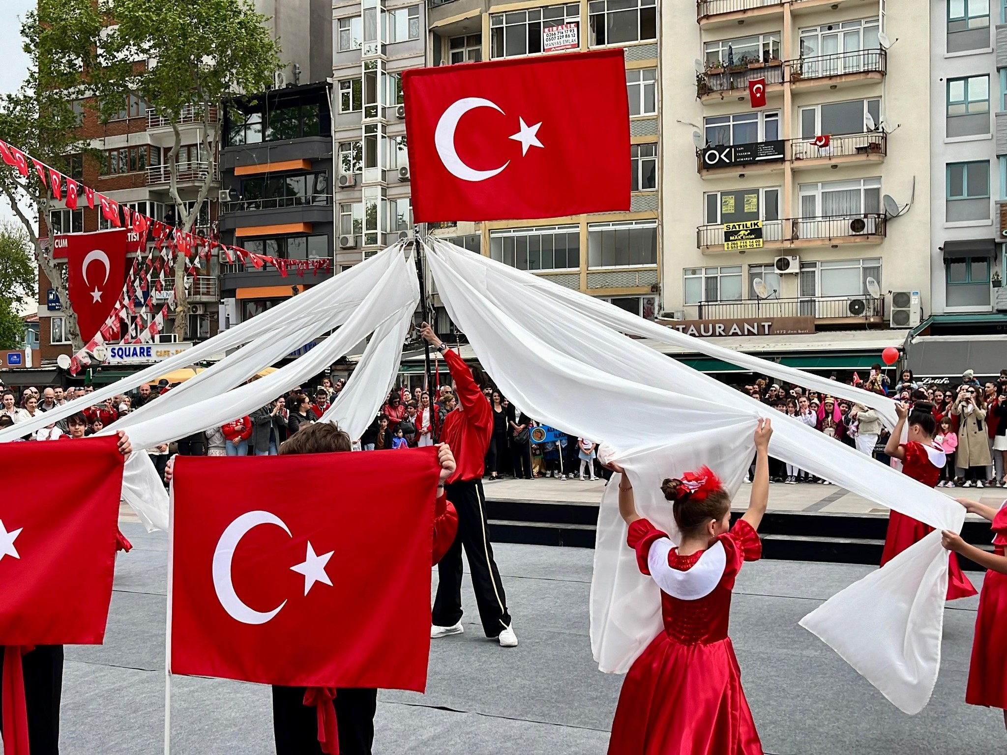 Bandırma'da 23 Nisan büyük bir coşkuyla kutlandı